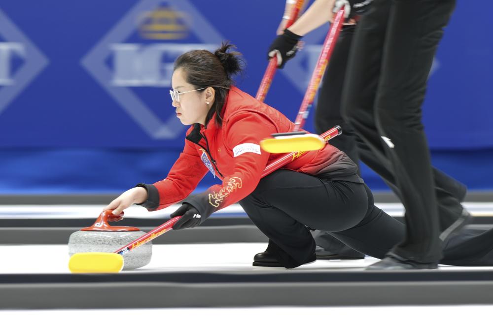 东西部得分王各砍10分，詹姆斯贡献劈扣，两队首节战平